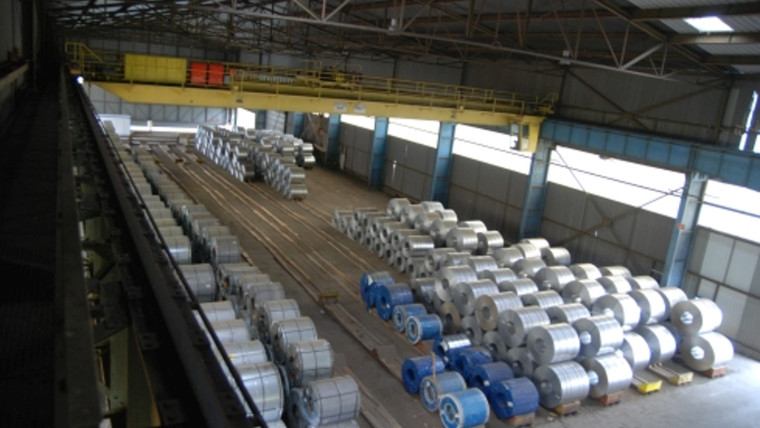 Blick in die Lagerhalle bei Pueschmann