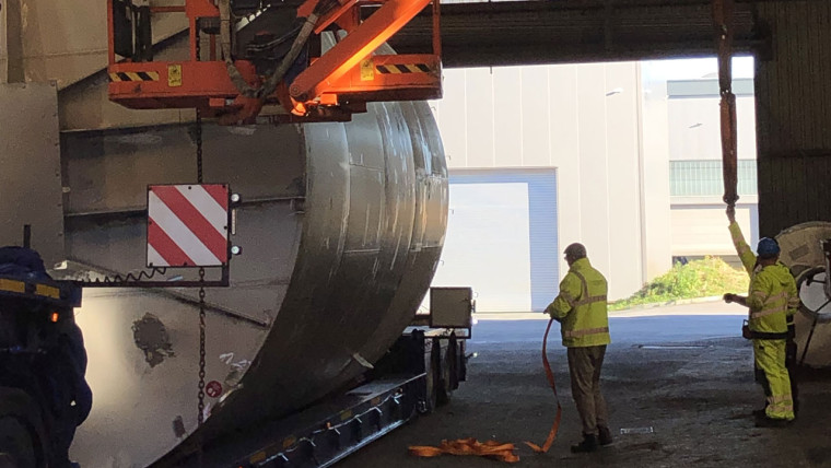 Stahlcoils in der Lagerhalle bei Axxum