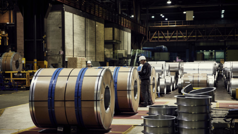 Mehrere Stahlrollen in einer Fabrik, bereit zur Verwendung in der Produktion.