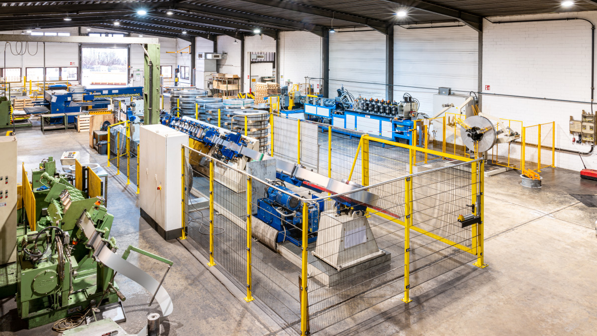 Ansicht einer Lagerhalle mit verschiedenen Geräten zum erstellen von Blechpackmitteln