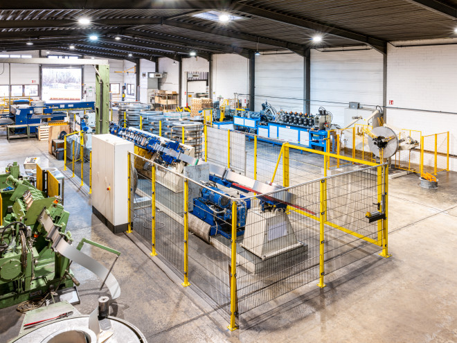 Ansicht einer Lagerhalle mit verschiedenen Geräten zum erstellen von Blechpackmitteln
