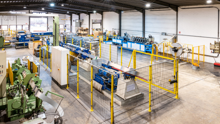 Ansicht einer Lagerhalle mit verschiedenen Geräten zum erstellen von Blechpackmitteln