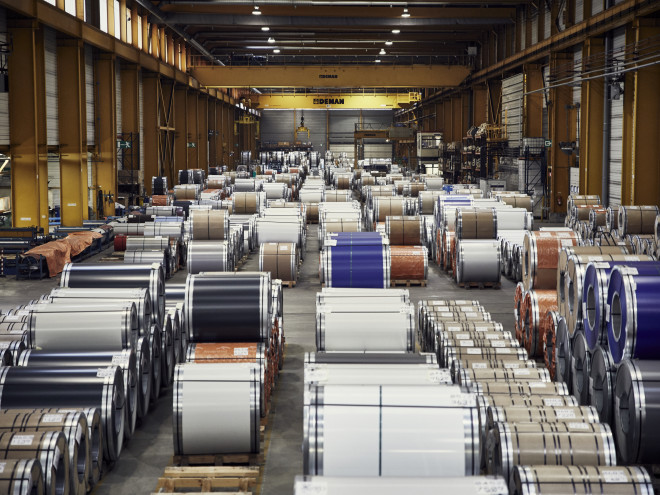Eine Lagerhalle gefüllt mit großen Stahlspulen