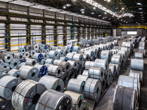 Eine Lagerhalle gefüllt mit Stahlspulen