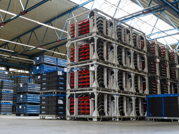 Hohe Lagerregale gefüllt mit Teilen zur Produktion