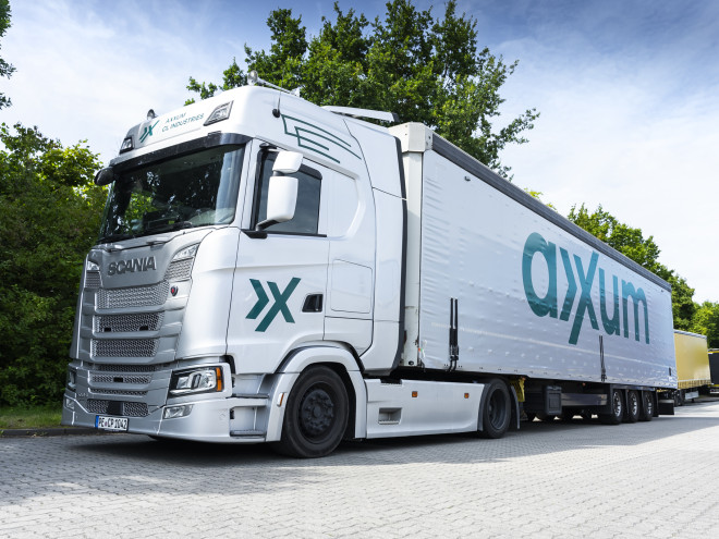 Ein weißer LKW von AXXUM
