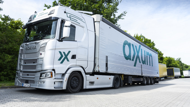 Ein weißer LKW von AXXUM
