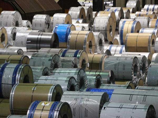 Verschiedene große Stahlspulen