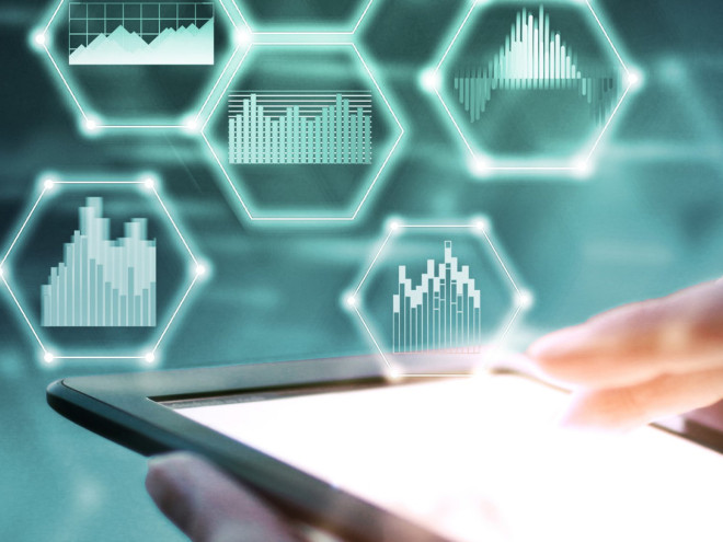 Eine Frau hält ein Handy in der Hand. Der Bildschirm leuchtet und es schweben verschiedene Symbole über dem Handy.