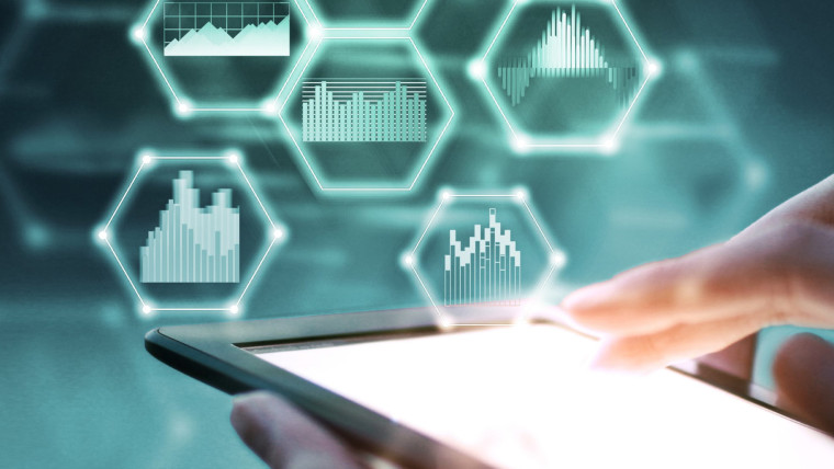 Eine Frau hält ein Handy in der Hand. Der Bildschirm leuchtet und es schweben verschiedene Symbole über dem Handy.