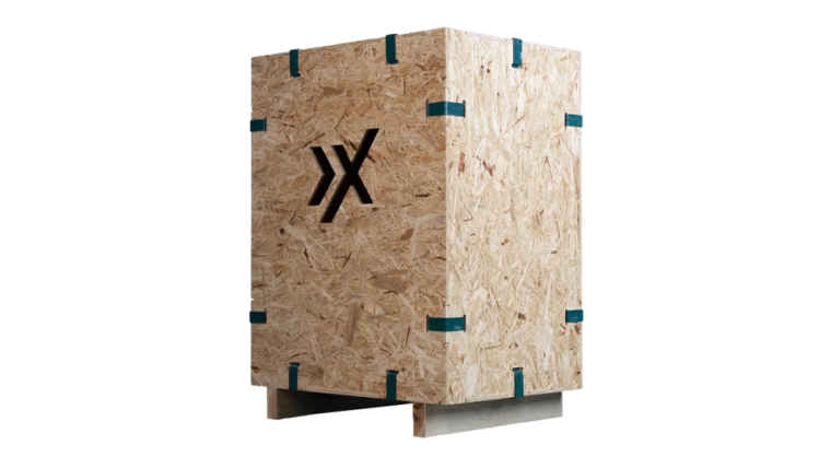kliXXkiste: Eine Holzkiste aus OSB-Platten, gesichert mit Metallklammern