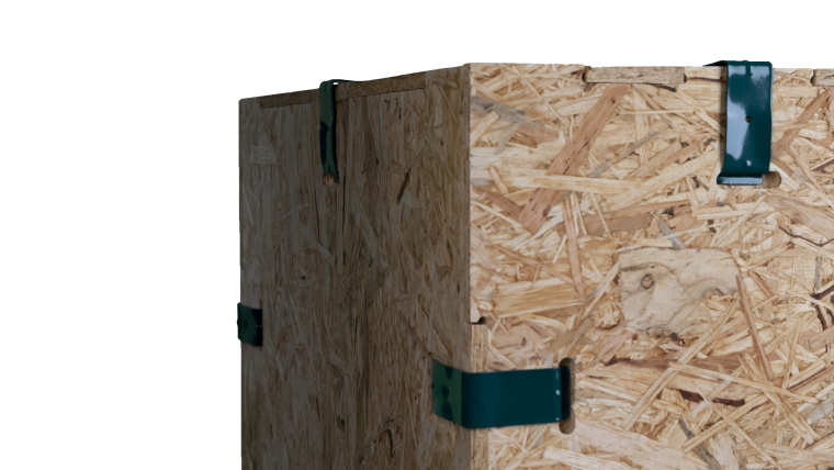 kliXXkiste: Eine Ecke einer großen Holzkiste aus Spanplatten, die mit grünen Metallklammern befestigt ist.