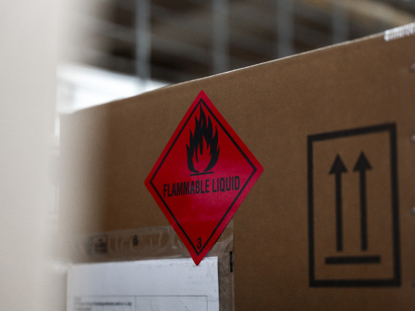 Entflammbare Flüssigkeit Aufkleber auf einem Karton