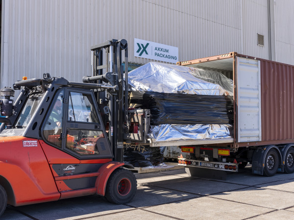 Ein Gabelstapler verlädt Ware in einen LKW