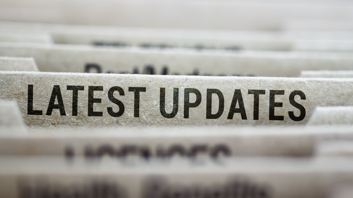 Nahaufnahme einer Aktenkartei mit der Aufschrifft Latest Updates