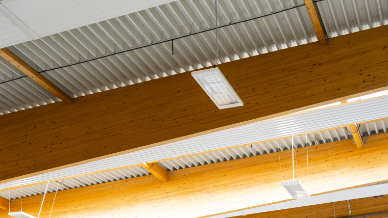 Decke mit zahlreichen hängenden Lichtern in verschiedenen Formen und Größen.