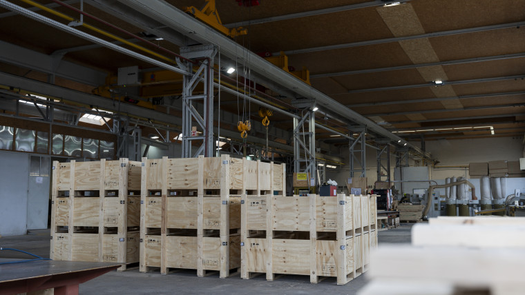 Ein großes Lagerhaus voller Kisten, die ordentlich gestapelt sind und den Raum ausfüllen.