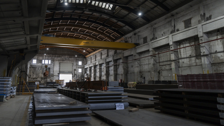 Ein großes Lagerhaus mit vielen Metall- und Holzelementen, das eine industrielle Atmosphäre vermittelt.