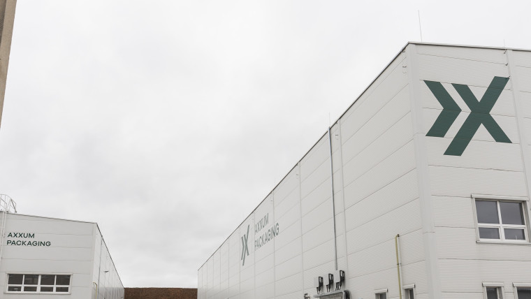 Eine weiße AXXXUM Lagerhalle von außen