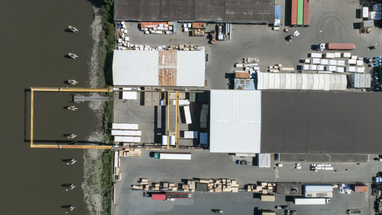 Luftaufnahme eines Lagers mit zahlreichen Lastwagen auf dem Gelände.