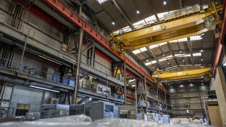 Großes Industriegebäude mit mehreren großen Kränen