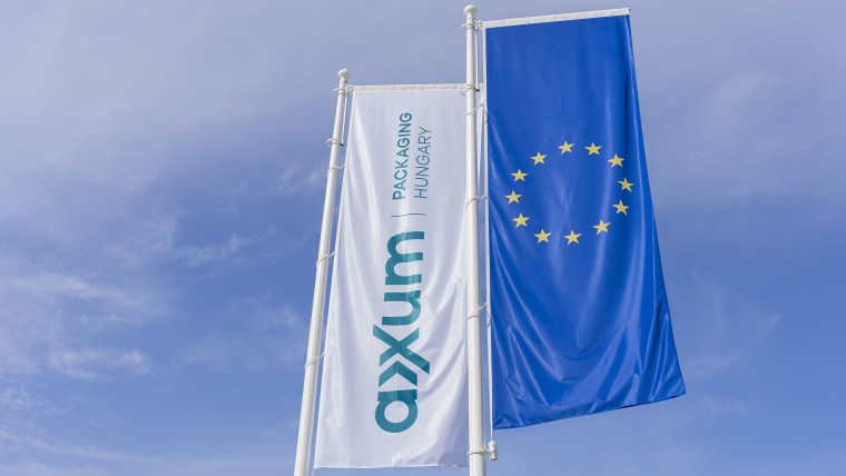 Eine AXXUM-Flagge neben einer Europa-Flagge