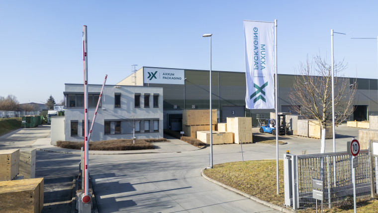 Ein weitläufiges Lagerhaus, das mit einem großen, gut sichtbaren AXXUM-Schild gekennzeichnet ist.