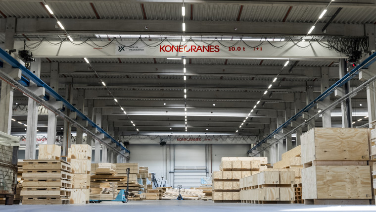 Ein großes Lagerhaus mit zahlreichen Kisten und Regalen, die ordentlich angeordnet sind.