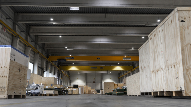 Innenansicht eines großen Lagerhauses mit Holzboxen .