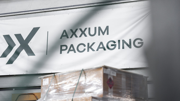AXXUM Packaging Schriftzug in einer Lagerhalle