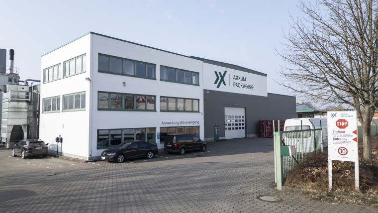 Industriegebäude mit einem auffälligen AXXUM-Schild