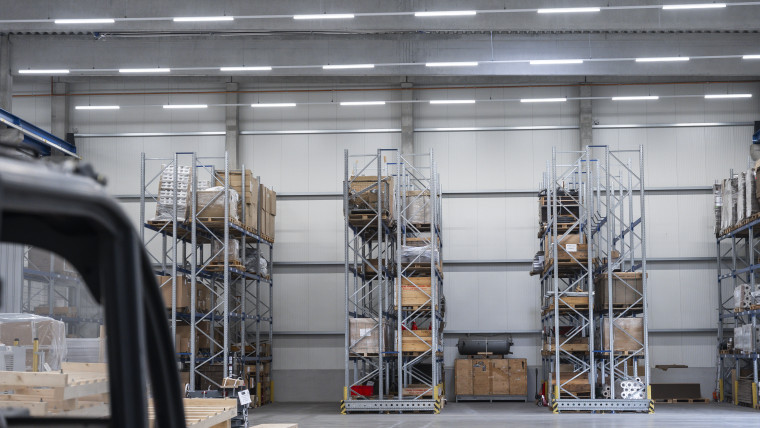 Ein Lagerhaus mit zahlreichen Regalen und Kisten, die ordentlich angeordnet sind.