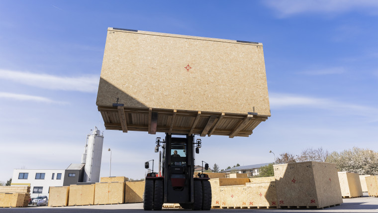 Ein Gabelstapler transportiert eine große Holzkiste