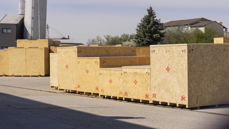 Große Holzverpackungen, die auf einem Lagergelände stehen